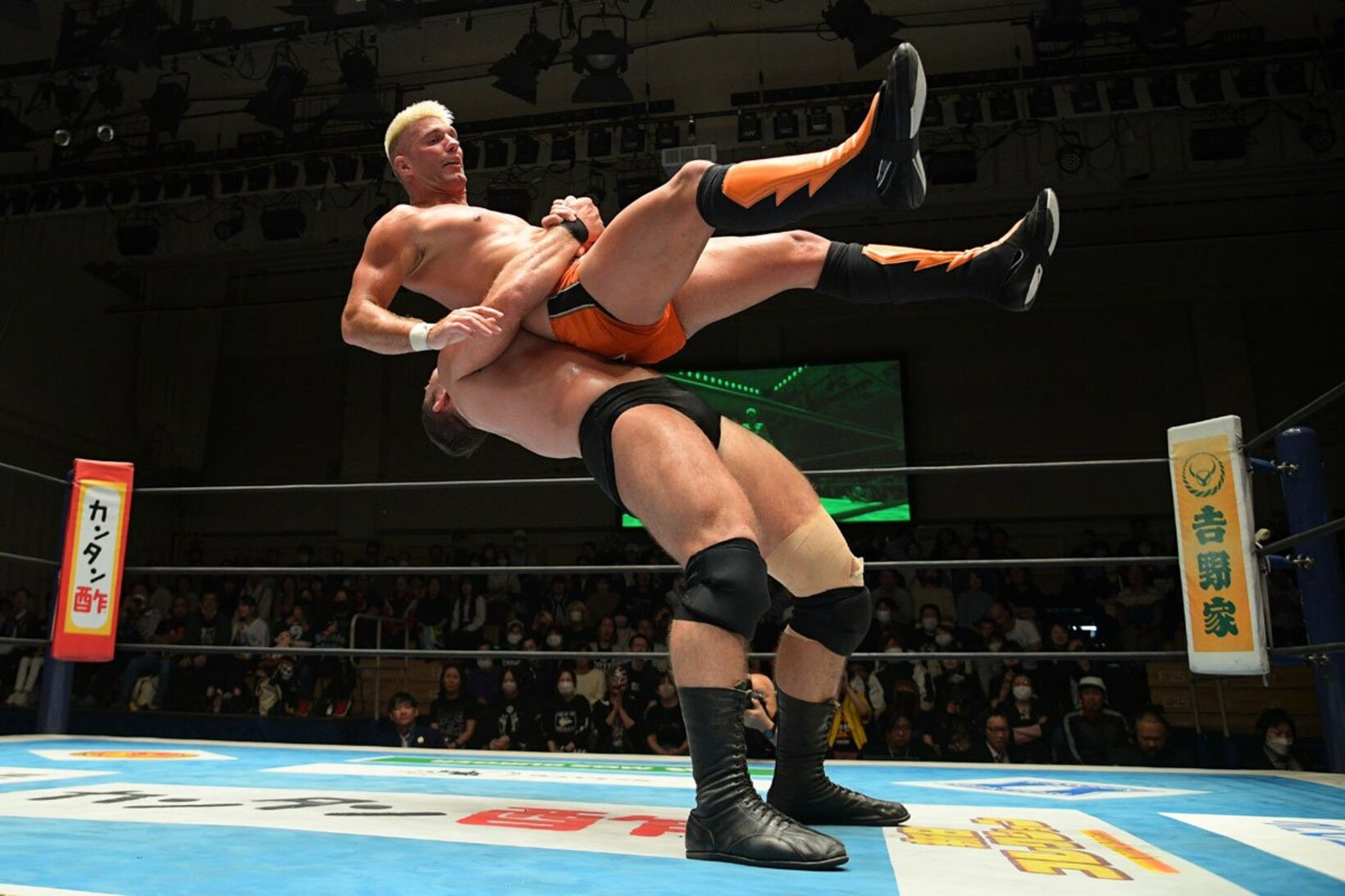 ザック・セイバーＪｒ．（上）を投げるボルチン・オレッグ