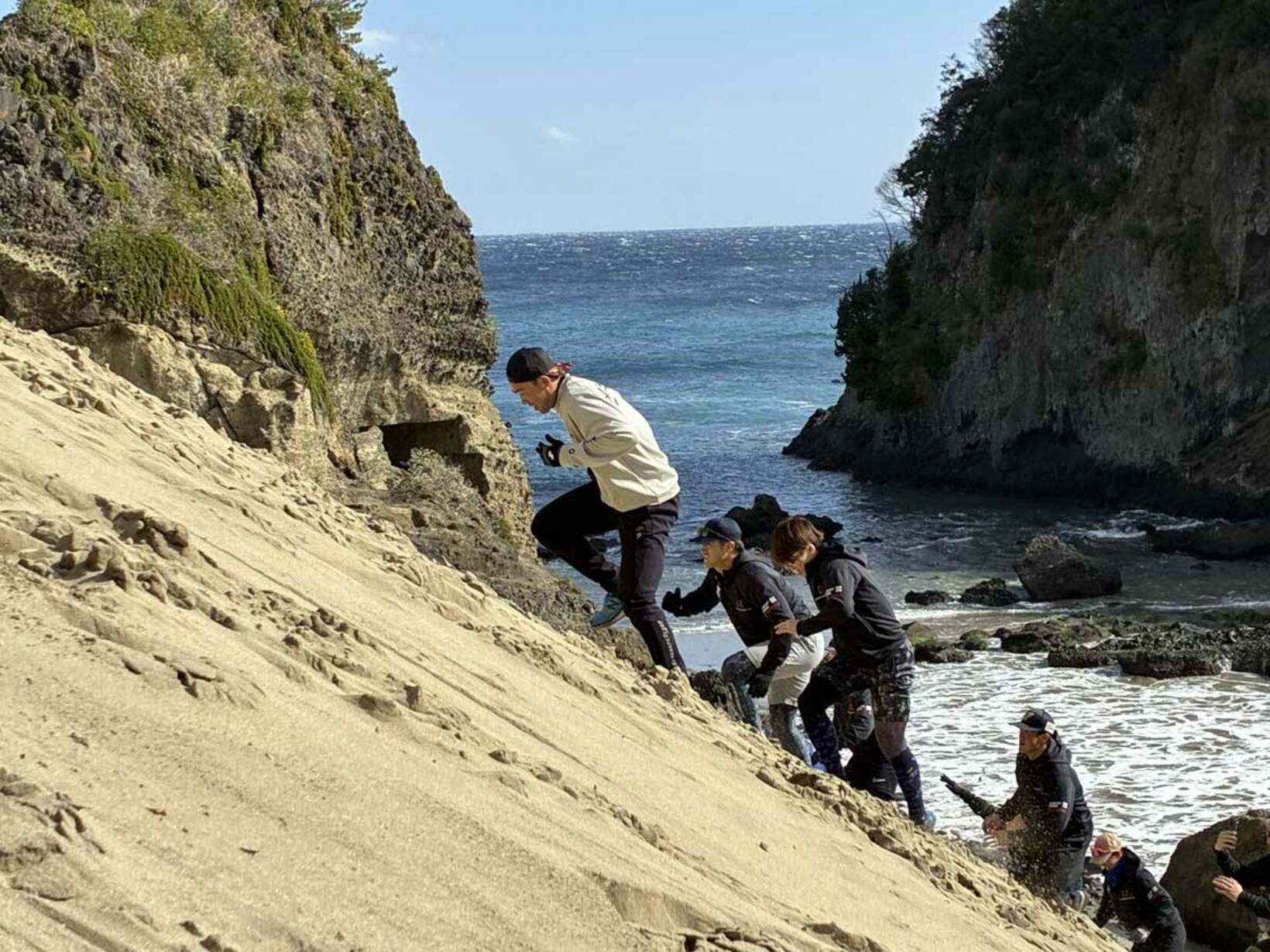 傾斜を上ってトレーニングする秋山翔吾