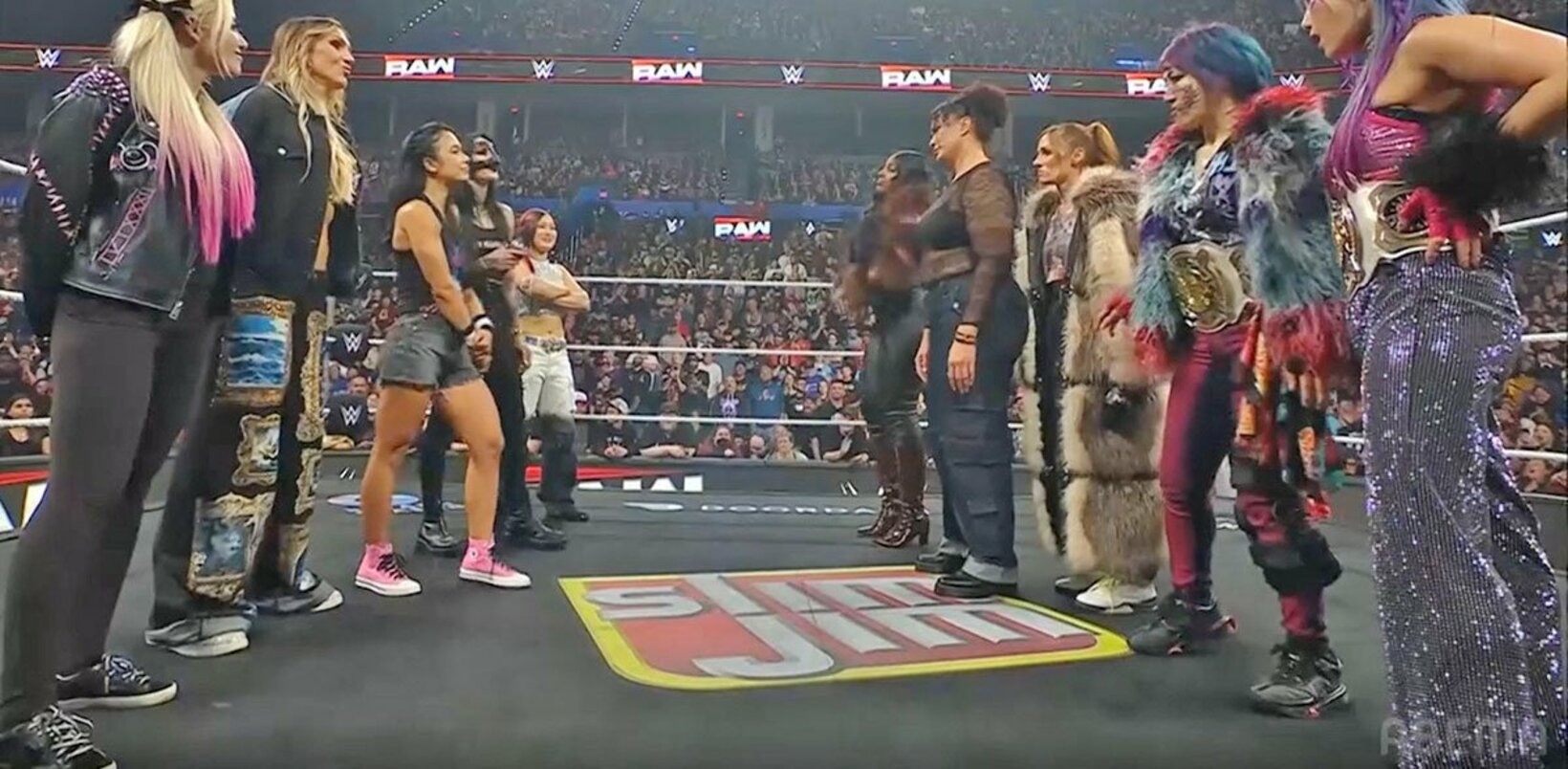 イヨ・スカイ(奥左)、アスカ(右から２人目)ら両チームの10人が対峙（©AbemaTV, Inc.）