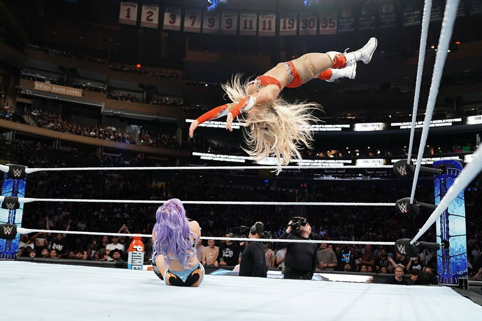 キャンディス(下)にプリティストムーンサルトエバーを放つティファニー（©WWE）