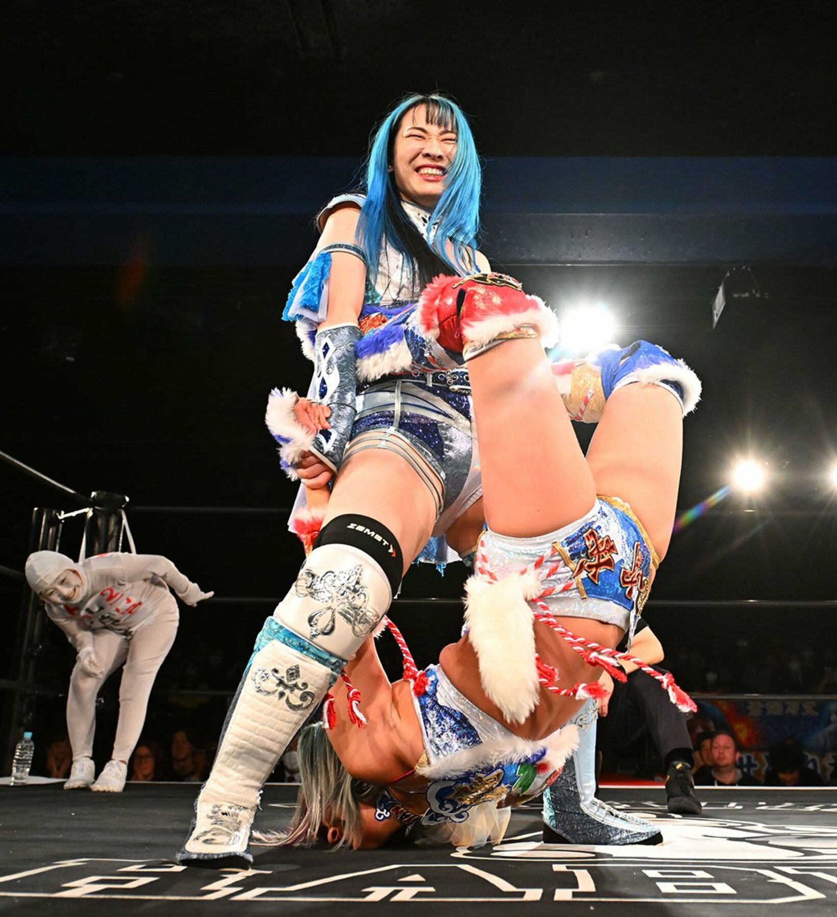 引退目前の世羅りさ(中)から猛攻を受けたウナギ・サヤカ