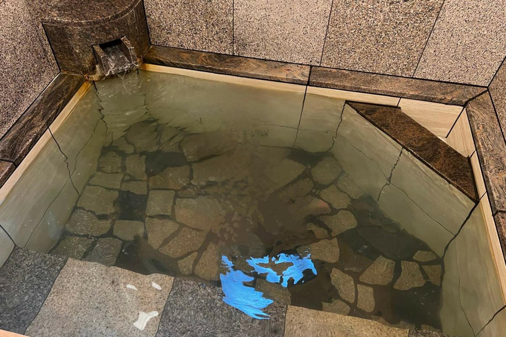 こちらは家族湯。きれいな内装になりましたがお湯の質は本格的ですよ