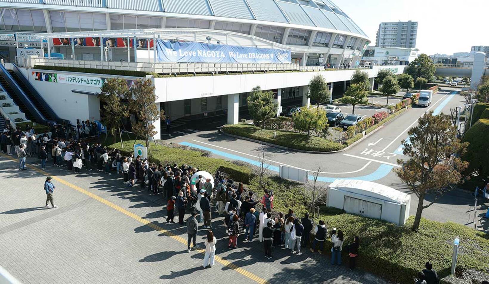 バンテリンドームの外で大谷翔平の到着を待つファン