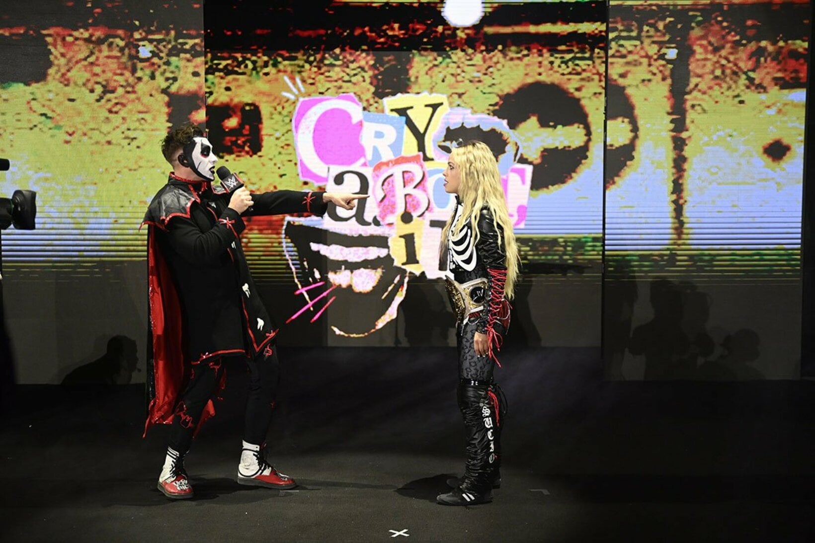 ダンハウゼン(左)から呪いをかけられるリブ・モーガン（©WWE）