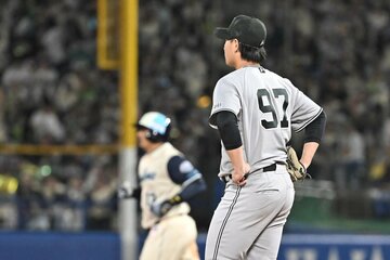 ４回、オスナ（奥）に逆転３ランを浴びた井上温大