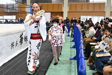 ばってん音頭を歌いながら入場する