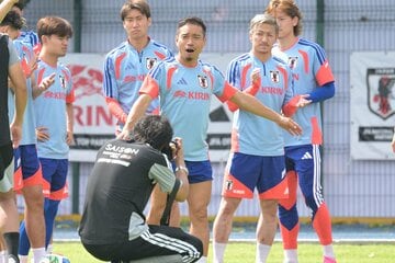 周囲へのサポートを欠かさない長友佑都（中央）