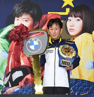  チャンピオンベルトと副賞の車のキーを持つ寺田祥