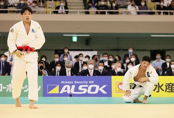  前田(左)に敗れ、しゃがみ込む大野(代表撮影)