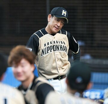  選手たちを見つめる日本ハム・栗山監督
