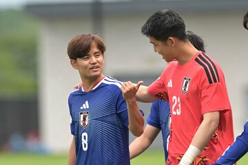 日本代表の全体練習に姿を見せた久保建英。右は早川友基