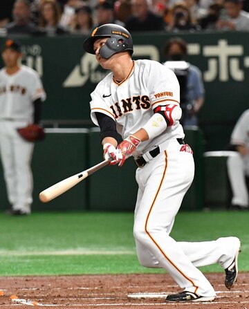 ２回、適時打を放つ巨人・坂本