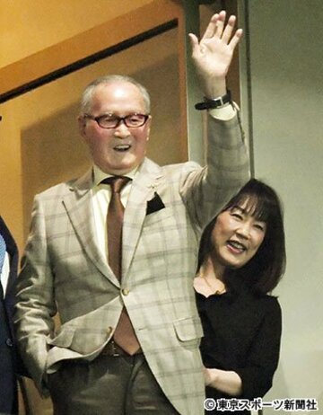  ファンに手を振る長嶋氏。右は三奈さん