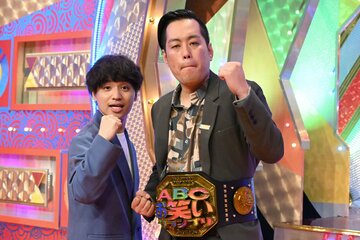 「ABCお笑いグランプリ2025」で優勝したエバースの佐々木隆史(左)と町田和樹