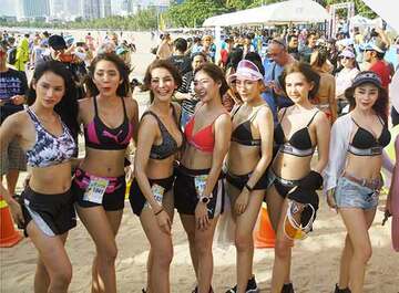  大会参加者のビキニ美女軍団