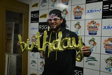 パーティーグッズを身につけて撮影に応じるオスナ