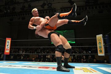 ザック・セイバーＪｒ．（上）を投げるボルチン・オレッグ