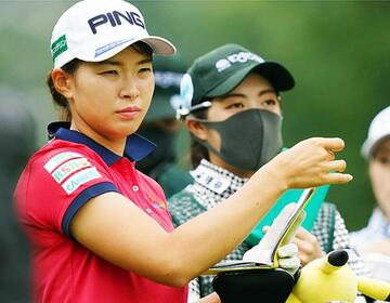  真剣な表情でプレーする渋野（ＧｅｔｔｙＩｍａｇｅｓ／ＪＬＰＧＡ提供）