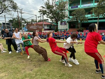 綱引きに参加する神取忍
