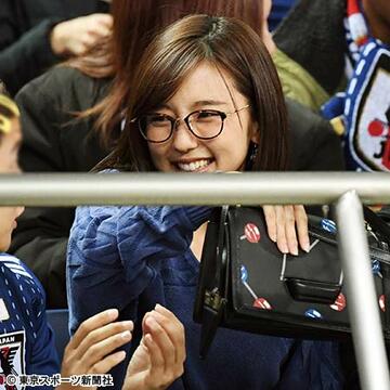  柴崎のプレーに笑顔の真野恵里菜
