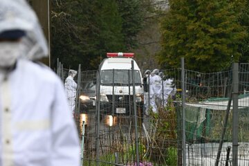 安達結希さんの自宅を家宅捜索する京都府警の警官