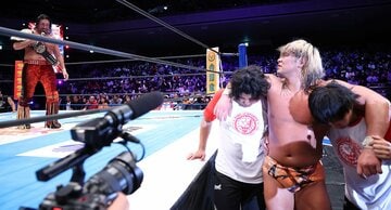 若手の肩を借りながらリングを後にする大岩陵平(右側)