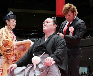 断髪式で宮原健斗（右）にはさみを入れてもらう春日山親方（２０２３年撮影＝代表撮影）