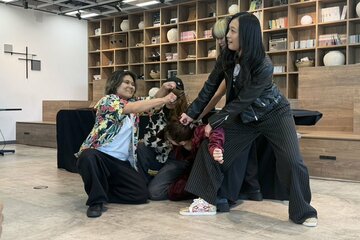 DR軍に羽交い絞めにされCHIAKIに髪を切られる青野未来