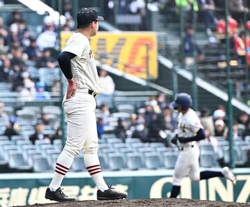 小川哲㊧から本塁打を放ちベースを１周する正林