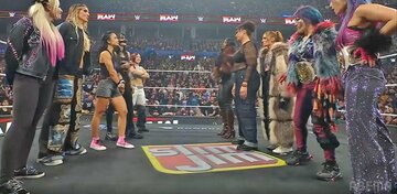 イヨ・スカイ(奥左)、アスカ(右から２人目)ら両チームの10人が対峙（©AbemaTV, Inc.）