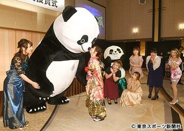  パンダと藤本（中央）のキスをアイスリボン勢が冷やかした