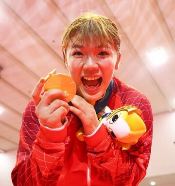 金メダルを手に満面の笑みの鏡優翔