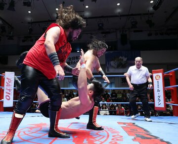 綾部を吹っ飛ばす斉藤ブラザーズ