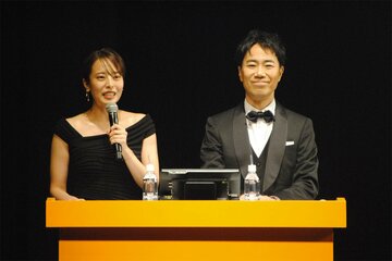 ＭＣを務めた上田まりえ（左）と藤井隆