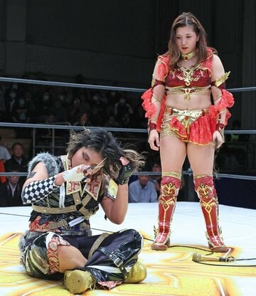 敗れたＣＨＩＡＫＩ（左）は自らハサミで髪を切った。右は青野未来