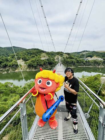 日本一長いつり橋の上で大仁田厚（右）は「いばらき童子」と２ショット（大仁田屋提供）