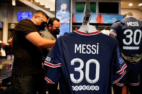 メッシ30」のユニホーム求めパリSG公式ストアに長蛇の列 1枚2万