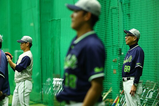 阪神戦は２日連続で雨天中止。練習を見る池山隆寛監督