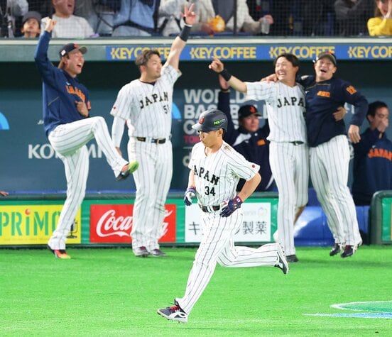 ７回、逆転２ランを放った吉田正尚(手前)と、沸き立つ侍ジャパンベンチ