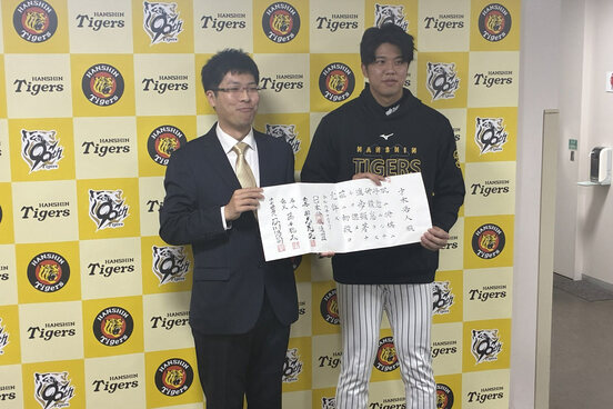 大石七段（左）から免状を授与された才木浩人