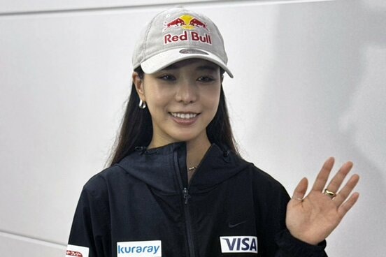 帰国して取材に応じる高梨沙羅