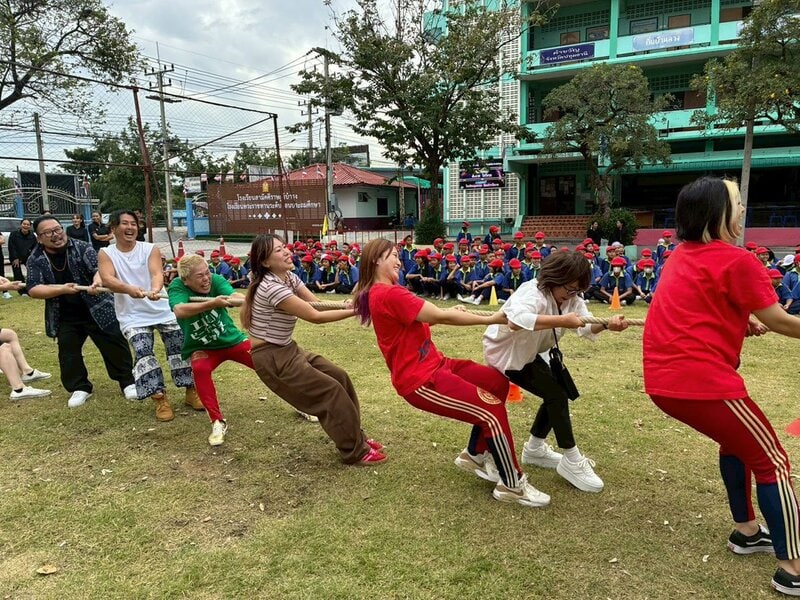綱引きに参加する神取忍
