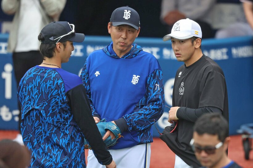 試合前、古巣DeNAナインと話すソフトバンク・山本祐大(右)