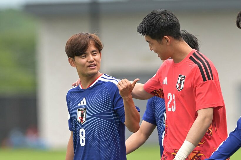 日本代表の全体練習に姿を見せた久保建英。右は早川友基