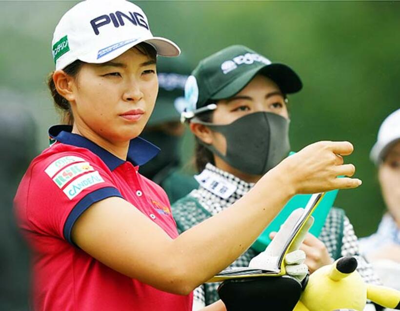 真剣な表情でプレーする渋野（ＧｅｔｔｙＩｍａｇｅｓ／ＪＬＰＧＡ提供）