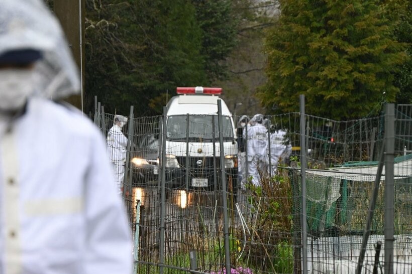 安達結希さんの自宅を家宅捜索する京都府警の警官