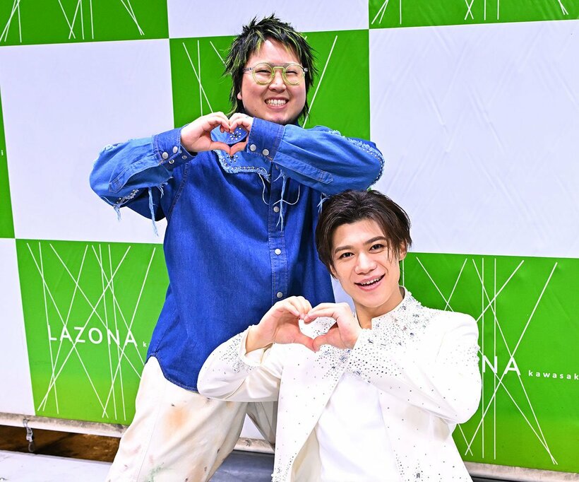イベントで共演したこっちのけんと（奥）と新浜レオン