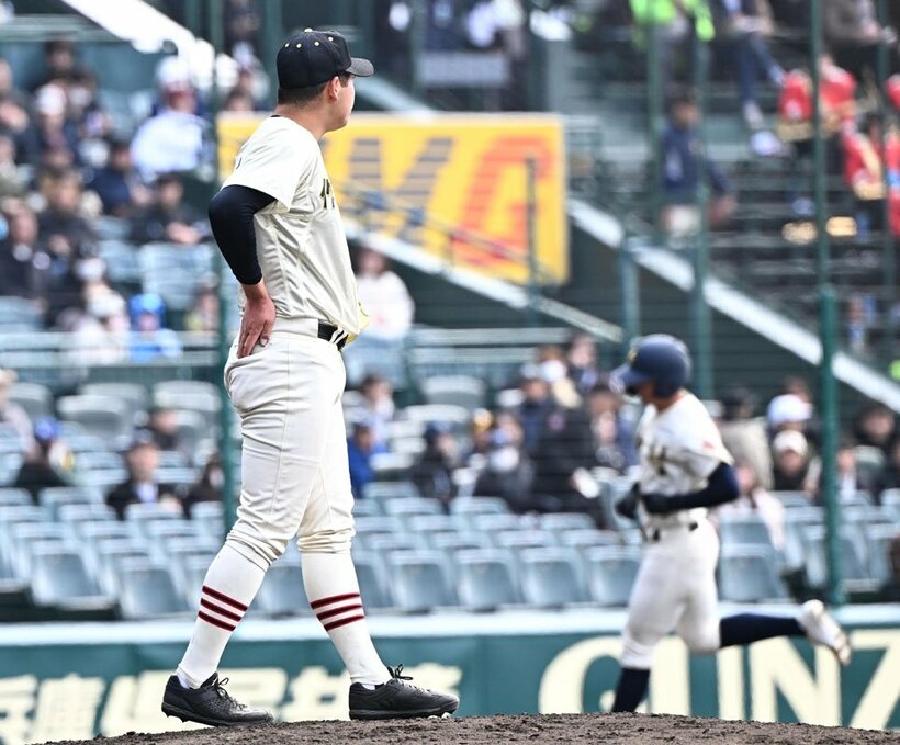 小川哲㊧から本塁打を放ちベースを１周する正林