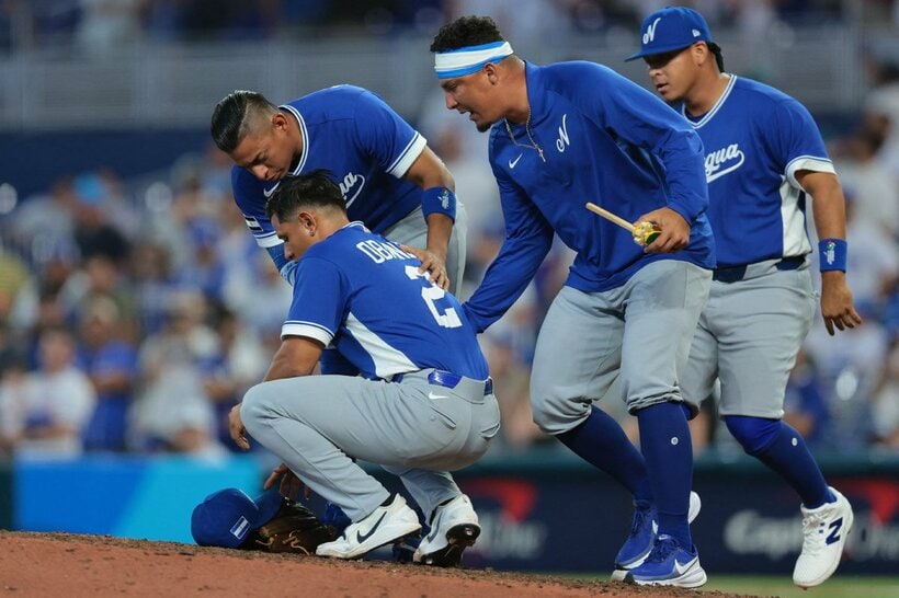 ３ランを打たれ座り込むアンヘル・オバンド（ロイター）