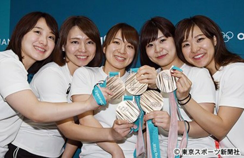  左から藤澤五月、本橋麻里、鈴木夕湖、吉田夕梨花、吉田知那美